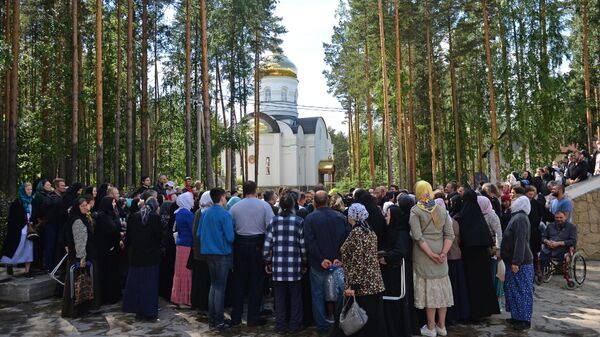Верующие на территории Среднеуральского женского монастыря в Свердловской области