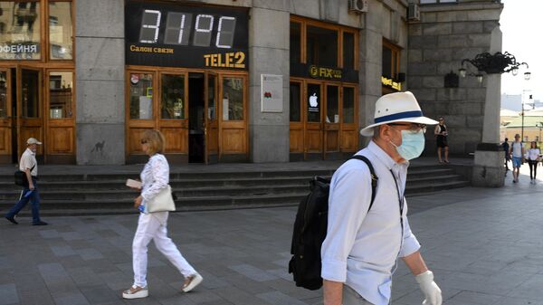 Температура 31 градус на табло на Тверской улице в Москве