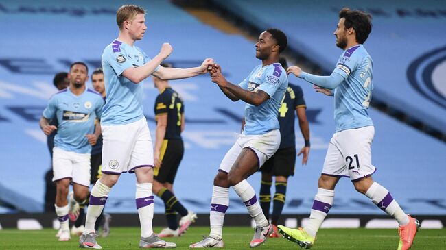 Soccer Football - Premier League - Manchester City v Arsenal - Etihad Stadium, Manchester, Britain - June 17, 2020 Manchester City's Kevin De Bruyne celebrates scoring their second goal with Raheem Sterling and David Silva as play resumes behind closed doors following the outbreak of the coronavirus disease (COVID-19) Laurence Griffiths/Pool via REUTERS  EDITORIAL USE ONLY. No use with unauthorized audio, video, data, fixture lists, club/league logos or live services. Online in-match use limited to 75 images, no video emulation. No use in betting, games or single club/league/player publications.  Please contact your account representative for further details.