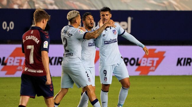 Soccer Football - La Liga Santander - Osasuna v Atletico Madrid - El Sadar Stadium, Pamplona, Spain - June 17, 2020  Atletico Madrid's Alvaro Morata celebrates their fifth goal scored by Yannick Carrasco with teammates, as play resumes behind closed doors following the outbreak of the coronavirus disease (COVID-19)   REUTERS/Vincent West