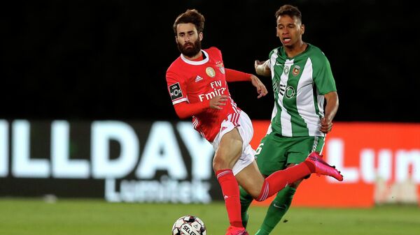 --PORTUGAL OUT-- 
Rio Ave's Brazilian midfielder Filipe Augusto challenges Benfica's Portuguese midfielder Rafa Silva (L) during the Portuguese league football match Rio Ave FC against SL Benfica  at the Rio Ave FC - Dos Arcos stadium in Vila do Conde on June 17, 2020. (Photo by Jose COELHO / POOL / AFP) / Portugal OUT