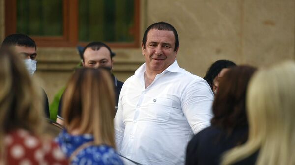 Лидер оппозиционной парламентской фракции Процветающая Армения бизнесмен Гагик Царукян у здания суда