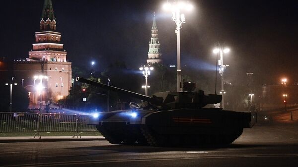 Танк Т-14 Армата на ночной репетиции парада в честь 75-летия Победы в Великой Отечественной войне в Москве