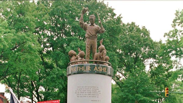 Памятник теннисисту Артуру Эшу в Ричмонде
