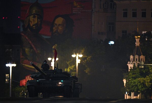 Танк Т-72Б3 на Моховой улице во время ночной репетиции парада в честь 75-летия Победы в Великой Отечественной войне в Москве