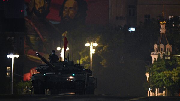 Танк Т-72Б3 на Моховой улице во время ночной репетиции парада в честь 75-летия Победы в Великой Отечественной войне в Москве