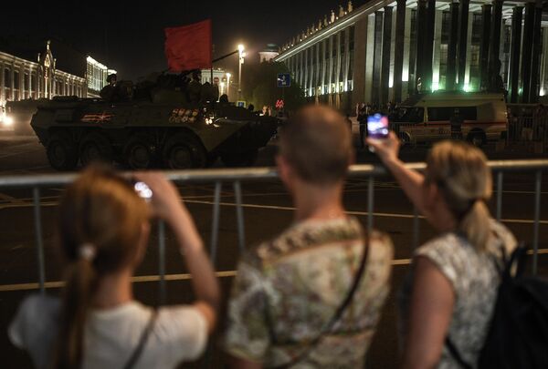 Жители Москвы фотографируют военную технику на Моховой улице время ночной репетиции парада в честь 75-летия Победы в Великой Отечественной войне в Москве