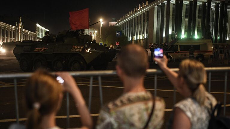 Жители Москвы фотографируют военную технику на Моховой улице время ночной репетиции парада в честь 75-летия Победы в Великой Отечественной войне в Москве