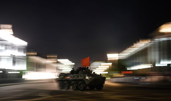Военная техника на Моховой улице во время ночной репетиции парада в честь 75-летия Победы в Великой Отечественной войне в Москве