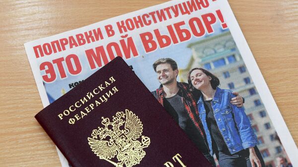 Паспорт и брошюра в пункте приема заявлений о голосовании