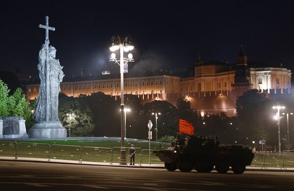 Бронетранспортер БТР-82А проезжает рядом с памятником князю Владимиру на ночной репетиции парада в честь 75-летия Победы в Великой Отечественной войне в Москве