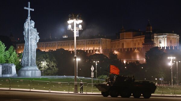 Бронетранспортер БТР-82А проезжает рядом с памятником князю Владимиру на ночной репетиции парада в честь 75-летия Победы в Великой Отечественной войне в Москве