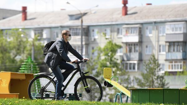 Мужчина едет на велосипеде в Казани