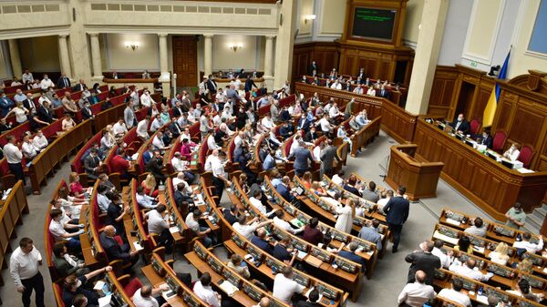 Депутаты на заседании Верховной рады Украины в Киеве