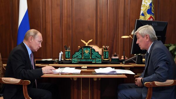 Президент РФ Владимир Путин и директор Федеральной службы по финансовому мониторингу Юрий Чиханчин во время встречи