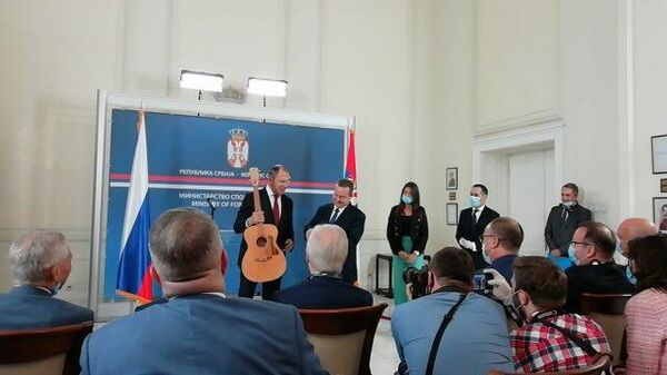 Моему брату Сергею: глава МИД Сербии подарил Лаврову гитару