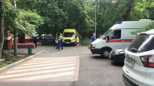 Автомобили скорой помощи у дома на улице Приорова в Москве, где произошла стрельба. Кадр видео