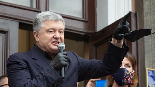 Петр Порошенко выступает у здания Печорского районного суда на акции своих сторонников в Киеве