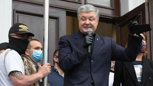 Петр Порошенко выступает у здания Печорского районного суда на акции своих сторонников в Киеве