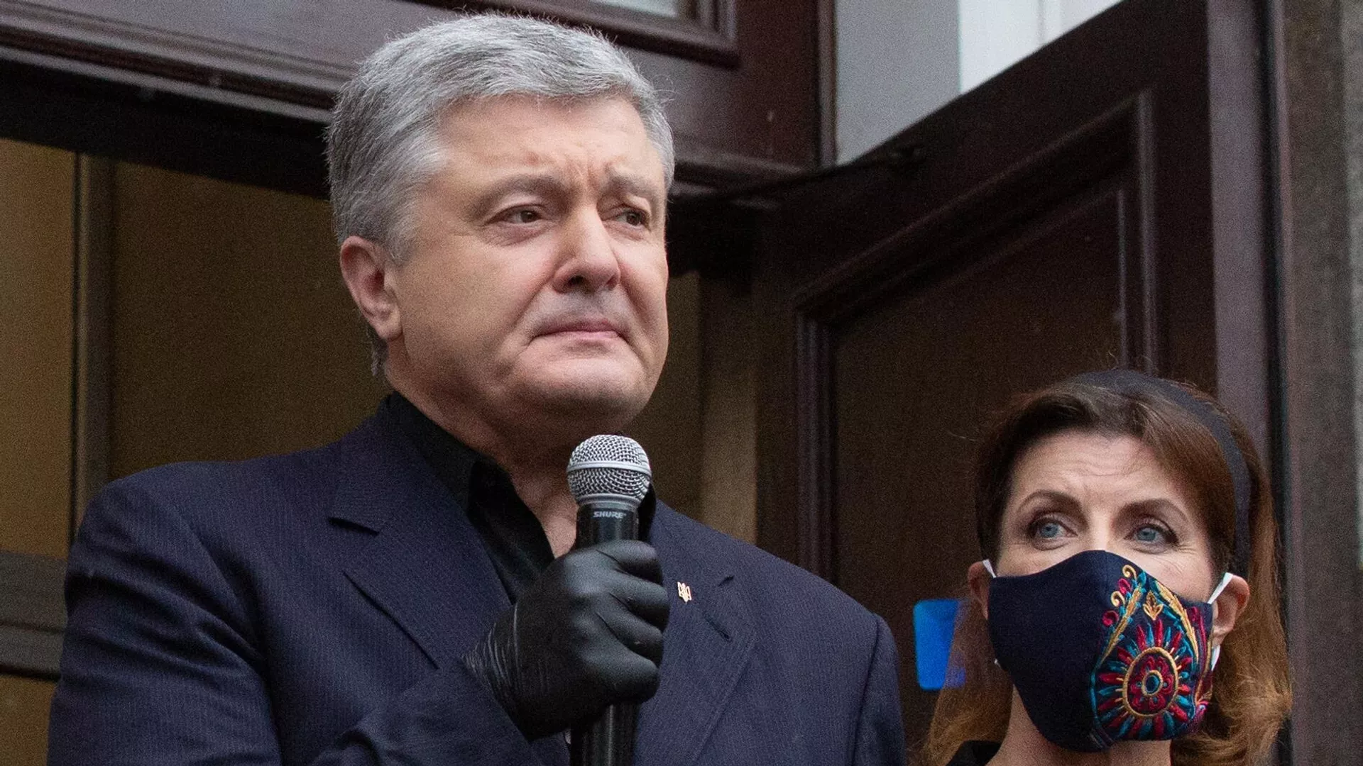 Экс-президент Украины, депутат Верховной рады Украины Петр Порошенко выступает у здания Печорского районного суда на акции своих сторонников в Киеве Экс-президент Украины, депутат Верховной рады Украины Петр Порошенко выступает у здания Печорского районного суда на акции своих сторонников в Киеве - РИА Новости, 1920, 23.07.2021