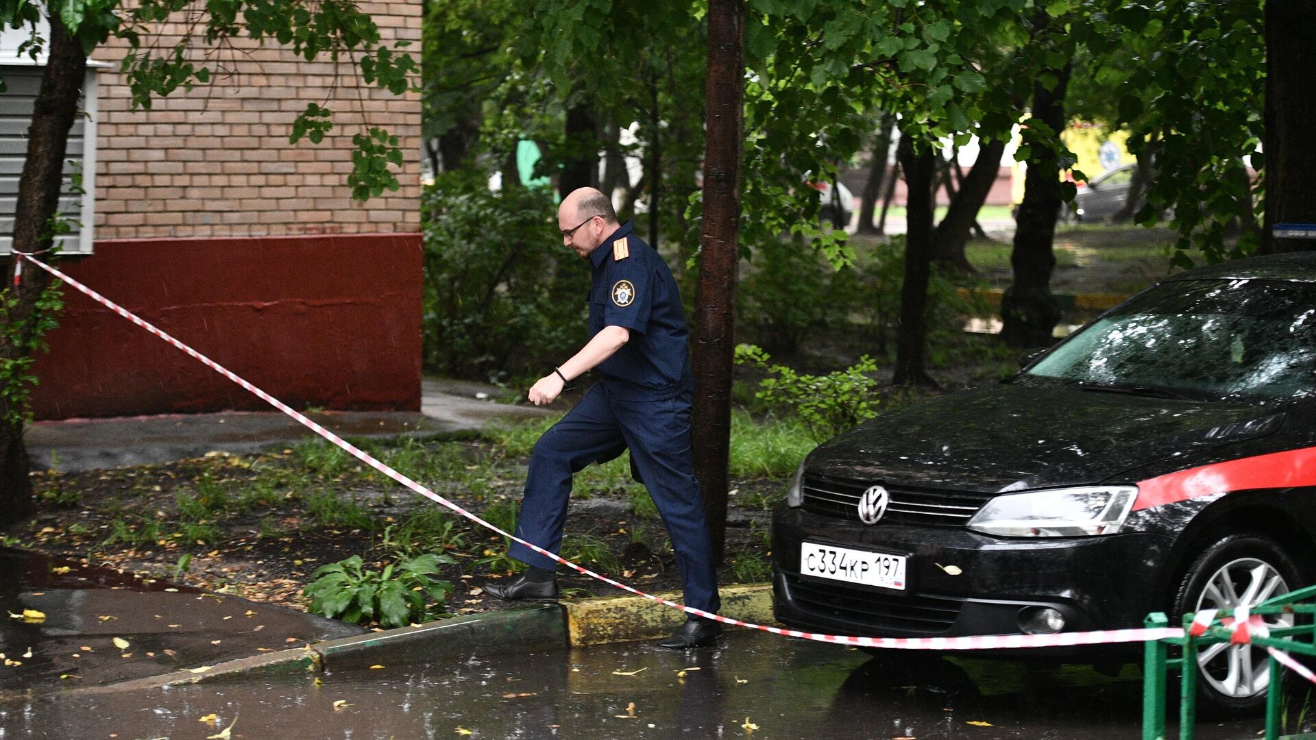 Машина следственного комитета у подъезда дома на севере Москвы, где неизвестный мужчина открыл стрельбу - РИА Новости, 1920, 18.06.2020