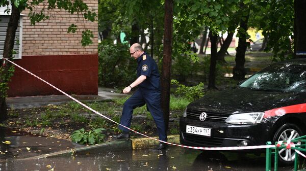 Машина следственного комитета у подъезда дома на севере Москвы, где неизвестный мужчина открыл стрельбу