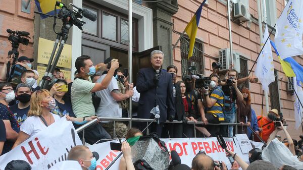 Петр Порошенко выступает у здания Печорского районного суда