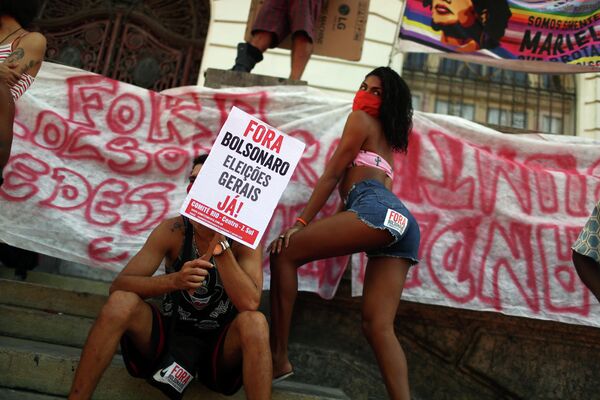 Демонстрация против президента Бразилии Жаира Болсонару в Рио-де-Жанейро 