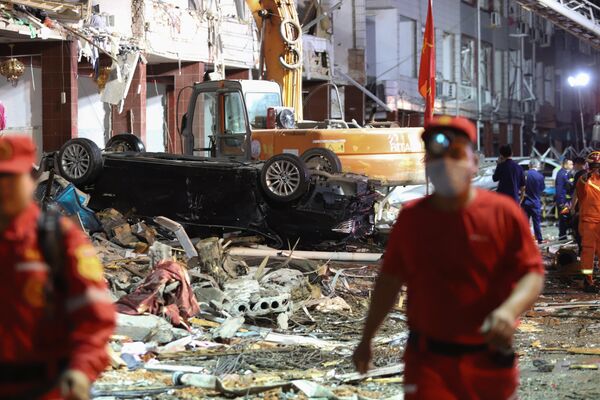 Последствия взрыва цистерны с горючим в на скоростной трассе Шэньян – Хайкоу в Китае 