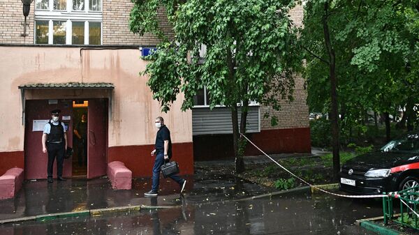 Сотрудники полиции и следственного комитета у жилого дома на севере Москвы, где мужчина открыл стрельбу