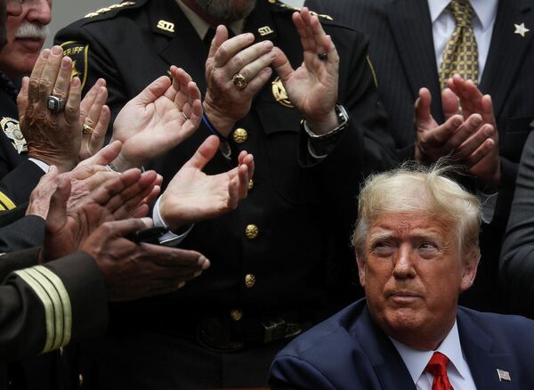 Президент США Дональд Трамп после подписания распоряжения о реформе полиции в Розовом саду Белого дома США