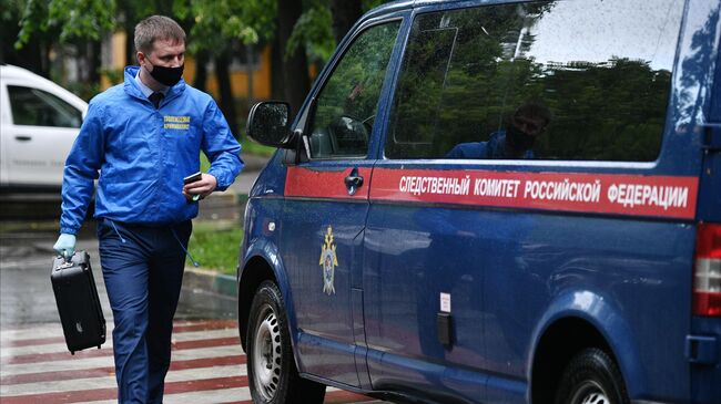 Криминалист у жилого дома на севере Москвы, где мужчина открыл стрельбу