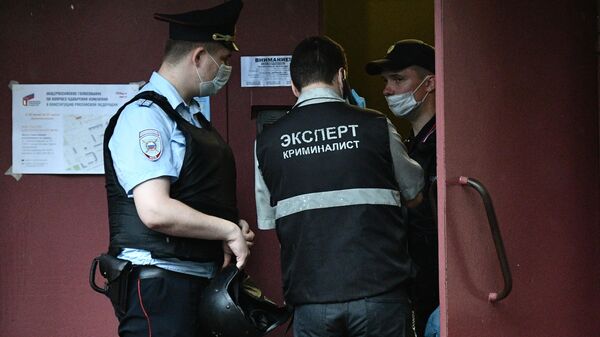 Сотрудник полиции и эксперт криминалист у жилого дома на севере Москвы, где мужчина открыл стрельбу