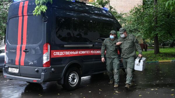 Сотрудники следственного комитета у жилого дома на севере Москвы, где мужчина открыл стрельбу