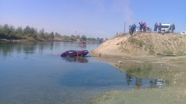Машина с двумя детьми и взрослыми в салоне скатилась в озеро Кенон в Чите