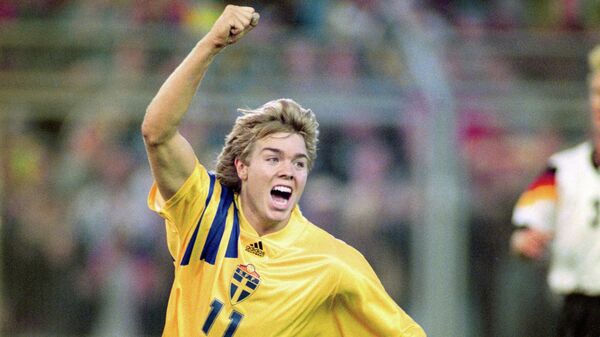 Нападающий сборной Швеции Томас Бролин радуется голу. Архив, 1992 год