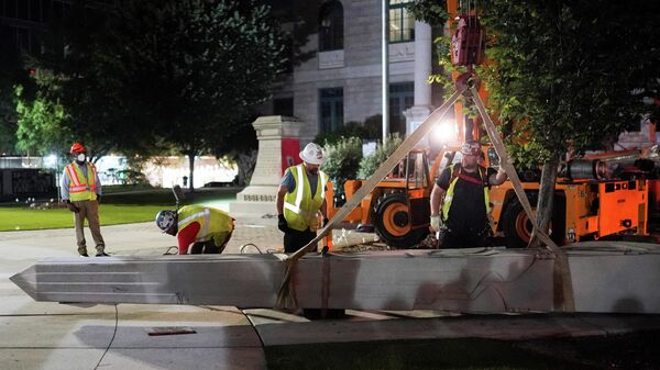 Рабочие снимают памятник Конфедерации перед зданием суда округа Де-Калб штата Джорджия в США