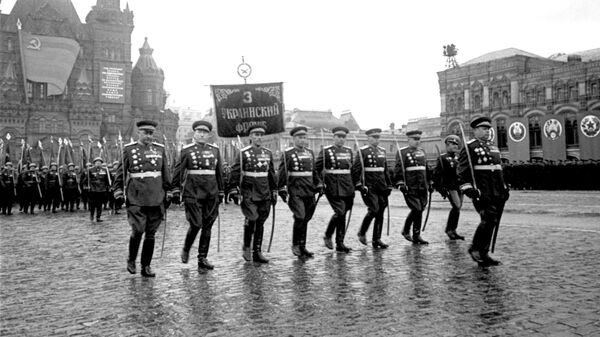 оржественный марш воинов 3-го Украинского фронта во главе с маршалом Советского Союза Толбухиным Федором Ивановичем на Параде Победы на Красной площади 24 июня 1945 года