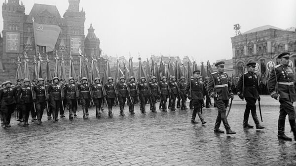 Торжественный марш сводного полка одного из фронтов на параде Победы на Красной площади, 24 июня 1945 года