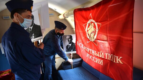 Пролет авиации со знаменами Бессмертного полка в Екатеринбурге