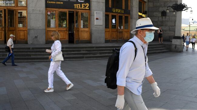 Температура 31 градус на табло на Тверской улице в Москве