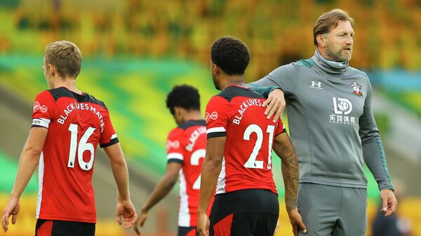 Southampton's Austrian manager Ralph Hasenhuttl (R) congratulates his players at the end of the English Premier League football match between Norwich City and Southampton at Carrow Road in Norwich, eastern England on June 19, 2020. (Photo by Richard Heathcote / POOL / AFP) / RESTRICTED TO EDITORIAL USE. No use with unauthorized audio, video, data, fixture lists, club/league logos or 'live' services. Online in-match use limited to 120 images. An additional 40 images may be used in extra time. No video emulation. Social media in-match use limited to 120 images. An additional 40 images may be used in extra time. No use in betting publications, games or single club/league/player publications. / 