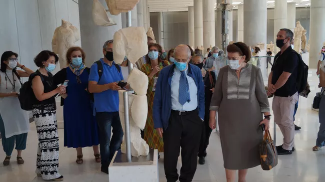 Министр культуры и спорта Греции Лина Мендони и президент Музея Акрополя Димитрис Падермалис