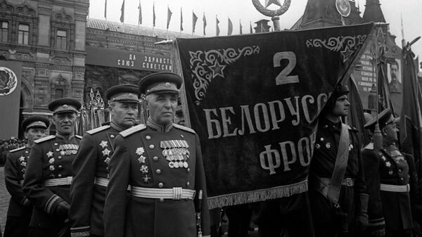 Генерал-полковник Трубников возле штандарта 2-го Белорусского фронта на Параде Победы
