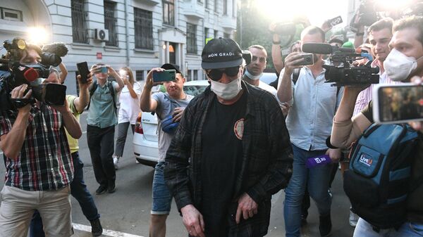 Актер Михаил Ефремов во время возвращения после допроса по делу о ДТП в квартиру, где он отбывает домашний арест