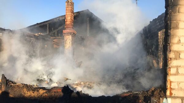 Последствия пожара в частном домовадении села Розовка Краснокутского района Саратовской области, где погибло два человека