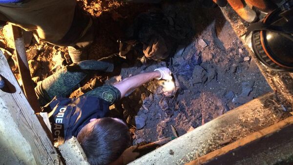 Место обнаружения в Астраханской области залитого в бетон тела 12-летнего мальчика под полом дома, который принадлежит его старшему брату