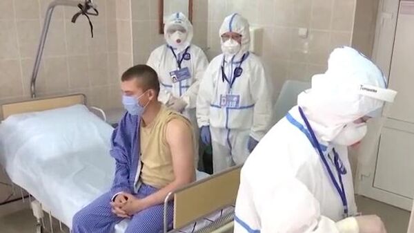 Вакцинация добровольцев против коронавируса SARS-CoV-2 в Главном военном клиническом госпитале имени Н. Н. Бурденко в Москве