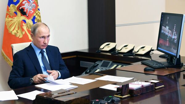 Президент РФ Владимир Путин во время встречи с медицинскими работниками в режиме видеоконференции