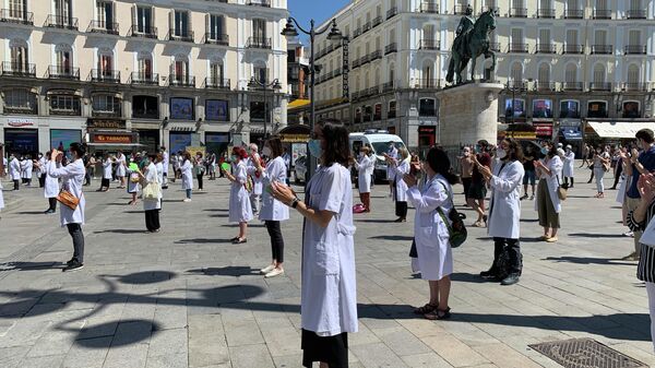 Акция памяти погибших во время эпидемии COVID-19 медиков в Мадриде, Испания